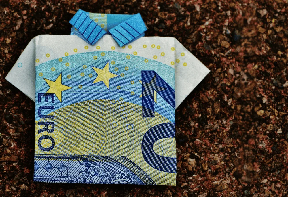 Ein 20-Euro-Schein ist wie ein Hemd gefaltet